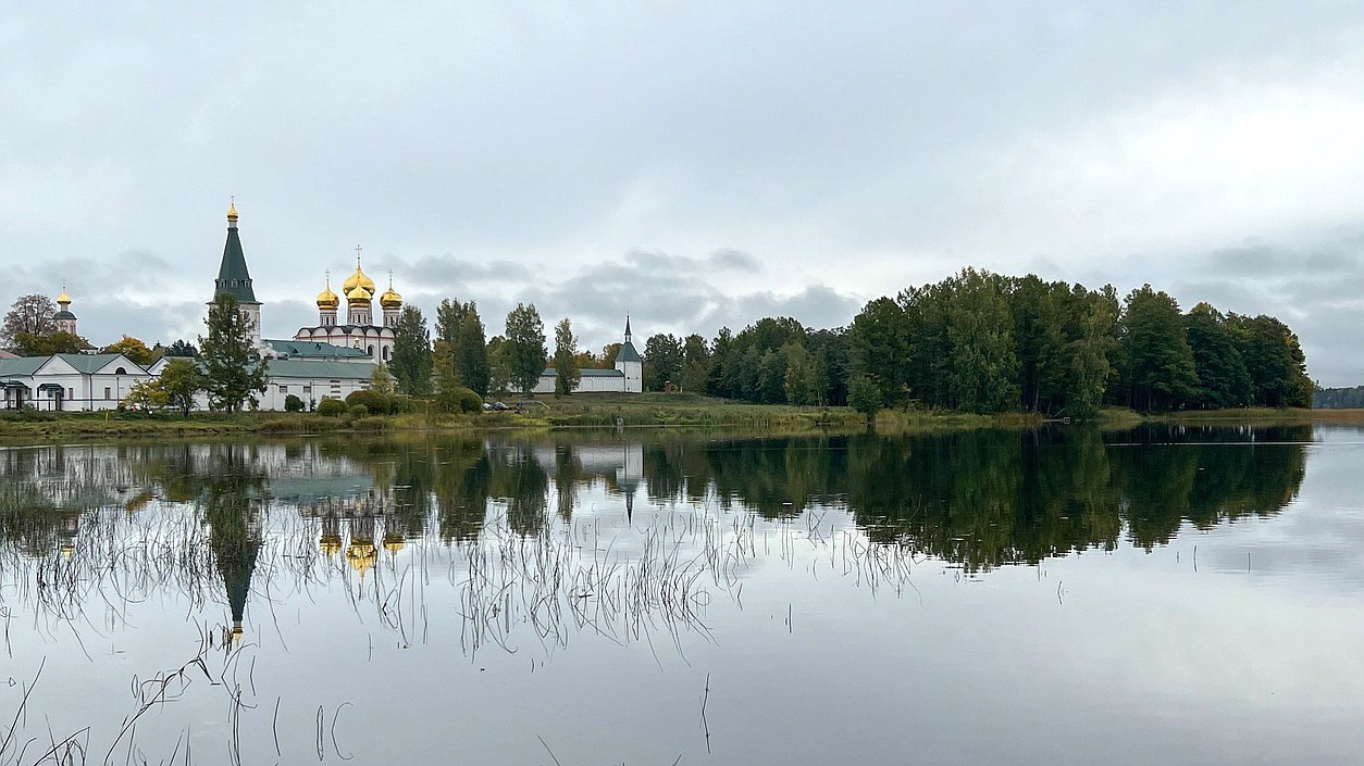 осень Россия река монастырь церковь храм религия