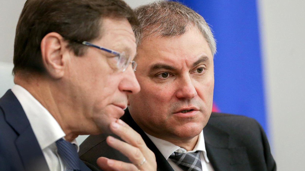 Председатель Государственной Думы Вячеслав Володин и Первый заместитель Председателя Государственной Думы Александр Жуков во время пленарного заседания.Фото: Анна Исакова/Фотослужба Государственной Думы.