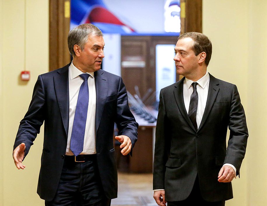 Председатель Государственной Думы Вячеслав Володин и премьер-министр РФ Дмитрий Медведев перед выступлением с ежегодным отчетом правительства РФ в Государственной Думе. Автор фото: Анна Исакова/Фотослужба Государственной Думы
