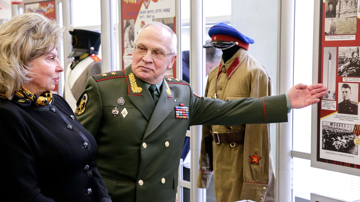 Открытие передвижной представительской выставки «Внутренние войска – войска правопорядка».


