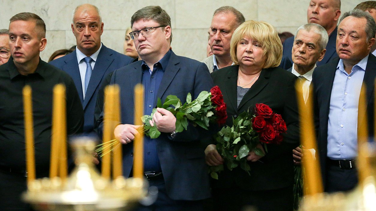 Первый заместитель руководителя фракции «Единая Россия», член Комитета по бюджету и налогам Андрей Исаев, член Комитета по аграрным вопросам Светлана Максимова и Первый заместитель Председателя Комитета по образованию и науке Геннадий Онищенко
