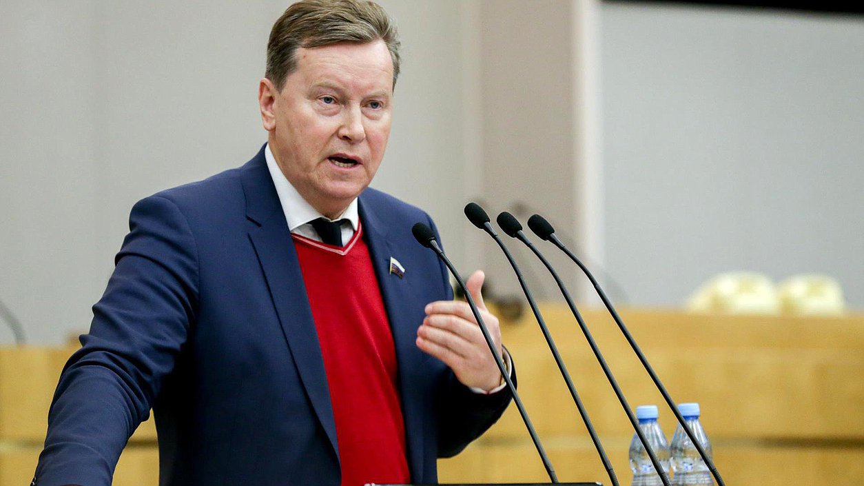 Член Комитета  по транспорту и строительству Олег Нилов во время пленарного заседания.Фото: Анна Исакова/Фотослужба Государственной Думы.