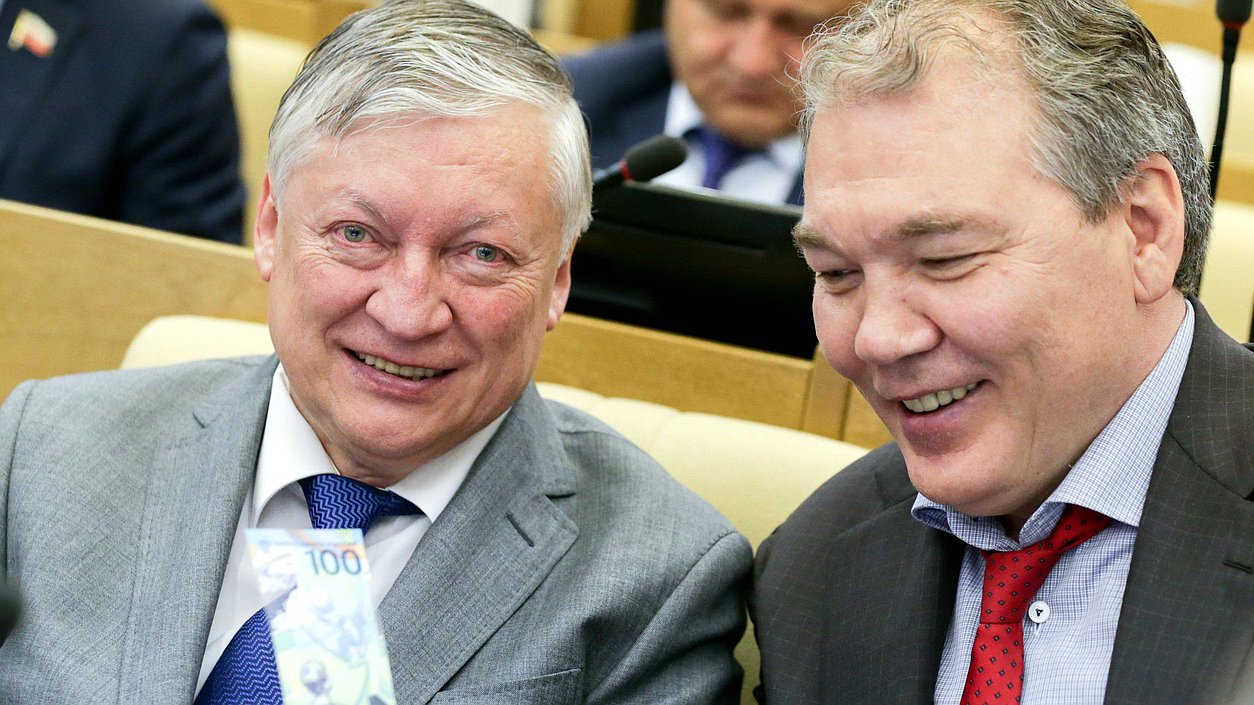 Заместитель Председателя Комитета по международным делам Анатолий Карпов и Председатель Комитета по делам СНГ, евразийской интеграции и связям с соотечественниками Леонид Калашников