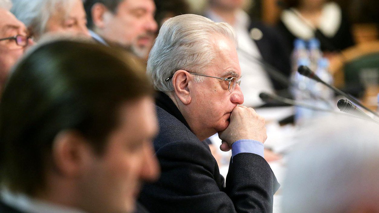 Генеральный директор Государственного Эрмитажа Михаил Пиотровский во время парламентских слушаний на тему "О реализации Стратегии государственной культурной политики". Автор фото: Марат Абулхатин/Фотослужба Государственной Думы.
