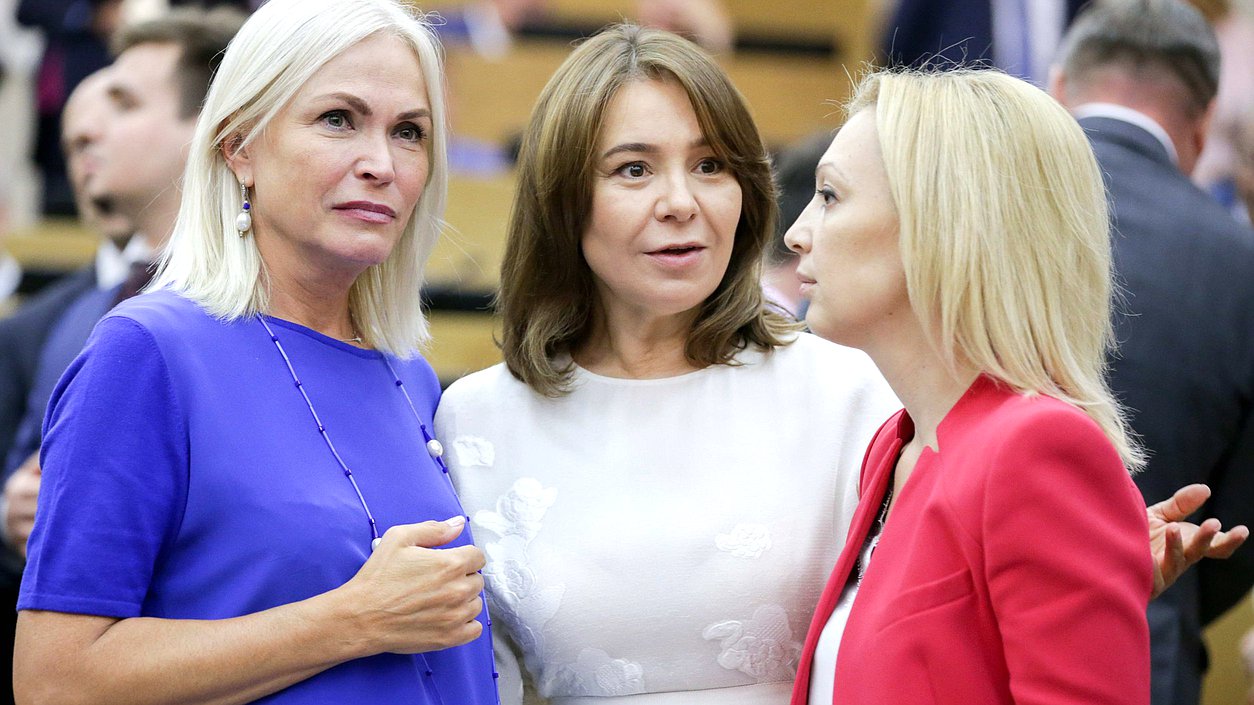 Член Комитета по государственному строительству и законодательству Ирина Белых, заместитель Председателя Комитета по экономической политике, промышленности, инновационному развитию и предпринимательству Альфия Когогина и заместитель Председателя Государственной Думы Ольга Тимофеева