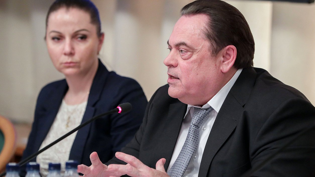 Статс-секретарь — заместитель руководителя Федерального агентства по делам национальностей Анна Котова и Председатель Комитета по делам национальностей Геннадий Семигин