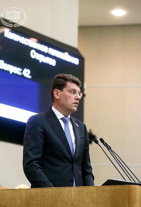 Заместитель председателя Комитета по экономической политике, промышленности, инновационному развитию и предпринимательству Денис Кравченко во время заседания. Автор фото: Марат Абулхатин/Фотослужба Государственной Думы.