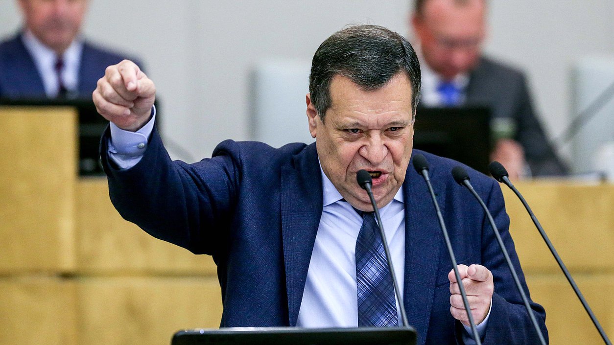 Председатель Комитета по бюджету и налогам Андрей Макаров во время заседания