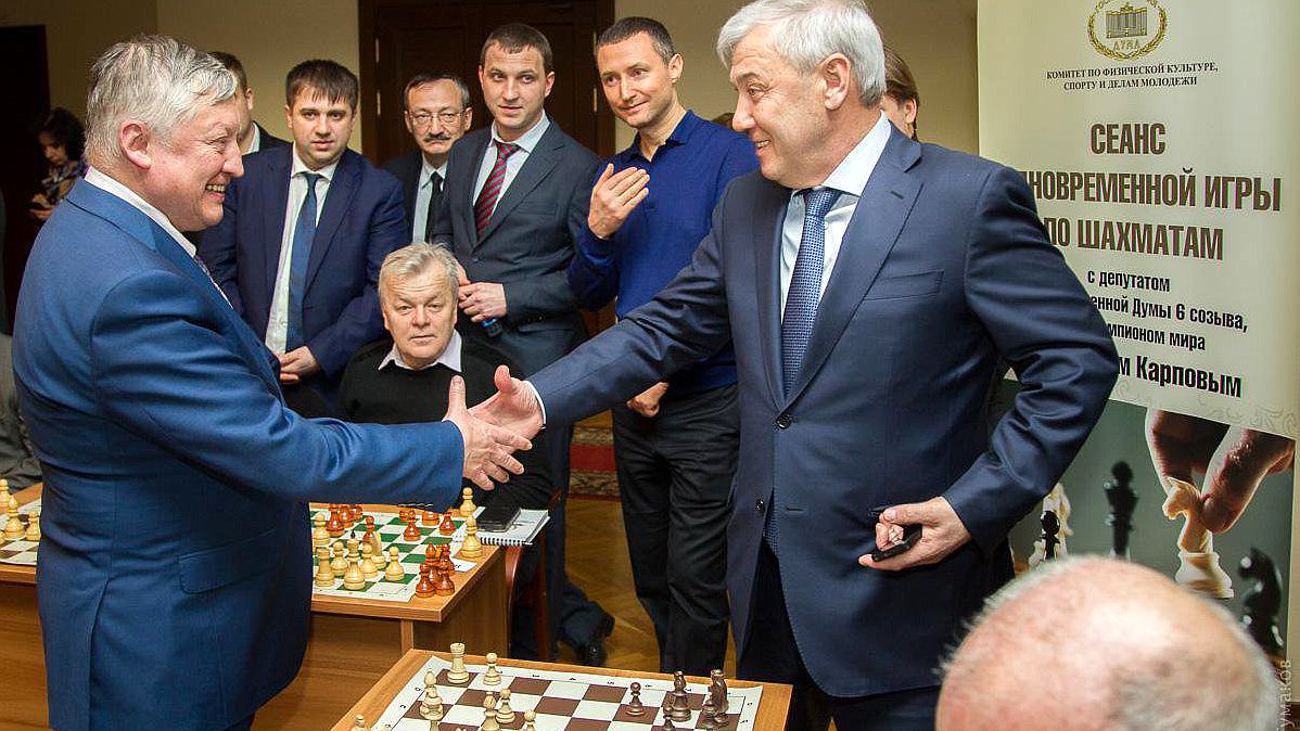 Открытие выставки "История ООН в марках". Анатолий Карпов проводит сеанс одновременной игры в шахматы с депутатами ГД.