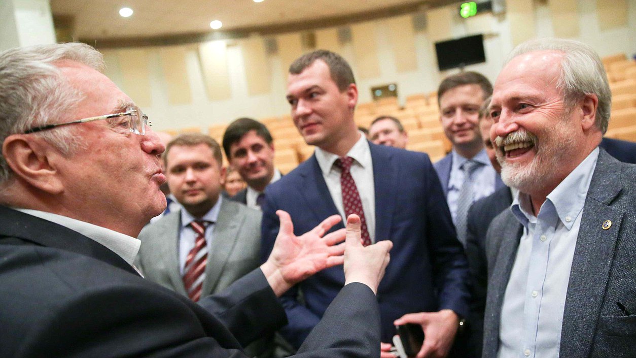 Председатель фракции ЛДПР Владимир Жириновский и режиссер Владимир Хотиненко. Автор фото: Марат Абулхатин/Фотослужба Государственной Думы 