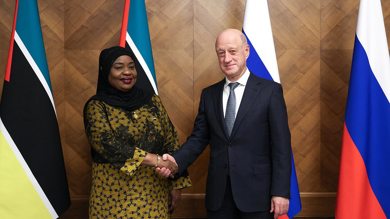 Заместитель Председателя Государственной Думы Александр Бабаков и Председатель Ассамблеи Республики Мозамбик Маргарида Аламуги Талапа