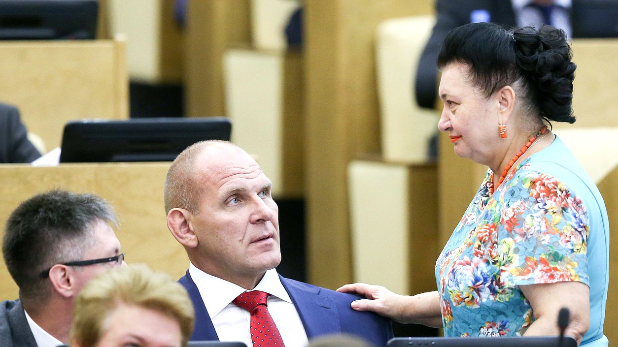 Член Комитета по энергетике Александр Карелин и член Комитета по контролю и Регламенту Раиса Кармазина