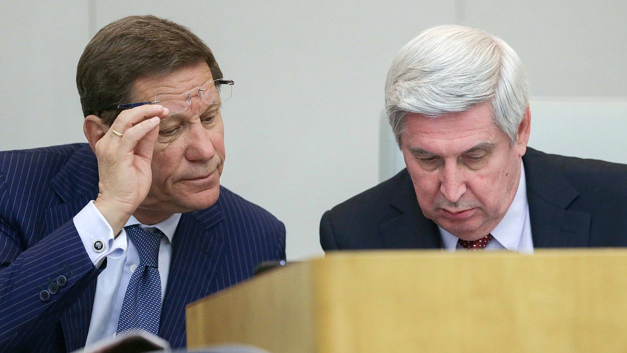 Первые заместители Председателя Государственной Думы Александр Жуков и Иван Мельников