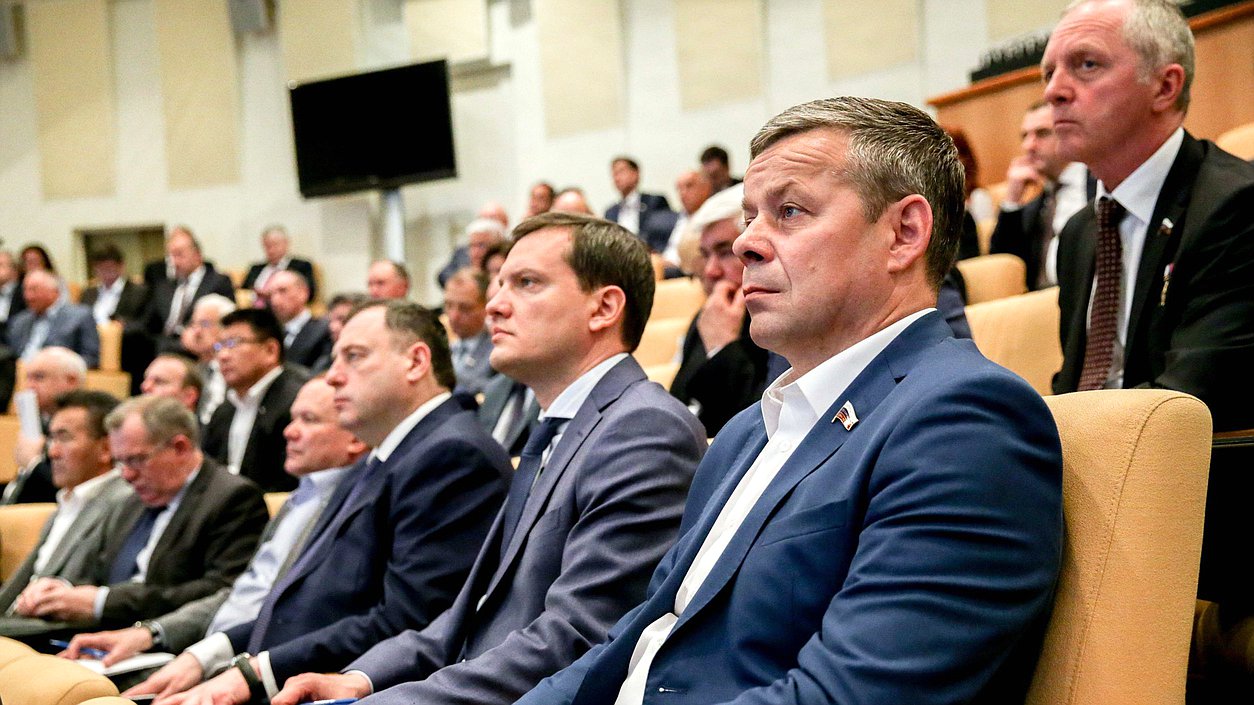 Член Комитета по аграрным вопросам Виктор Карамышев во время встречи. Автор фото