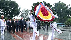 Церемония возложения цветов к памятнику Павшим героям в Ханое