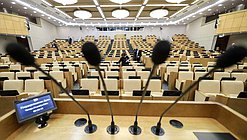 нейтральное микрофоны зал пустой