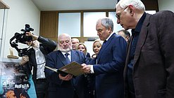 Ректор ВГИК им. С. А. Герасимова Владимир Малышев, Председатель Государственной Думы Вячеслав Володин и генеральный директор киноконцерна «Мосфильм» Карен Шахназаров