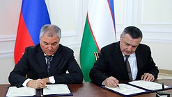 Председатель Государственной Думы Вячеслав Володин и спикер Законодательной палаты Олий Мажлиса Республики Узбекистан Нуриддин Исмоилов. Церемония подписания Регламента Межпарламентской комиссии по сотрудничеству Государственной Думы ФС РФ и Законодательной палаты Олий Мажлиса Республики Узбекистан