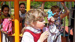 дети школьники мыльные пузыри