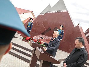 Председатель Государственной Думы Вячеслав Володин и Президент Киргизской Республики Садыр Жапаров посетили церемонию открытия Ржевского мемориала воинам-киргизам, погибшим в ходе Великой Отечественной войны на Ржево-Вяземском направлении