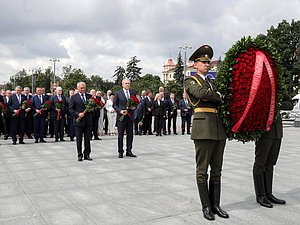 Председатель Государственной Думы Вячеслав Володин и Председатель Палаты представителей Национального собрания Республики Беларусь Игорь Сергеенко. Церемония возложения венка к Монументу Победы в Минске