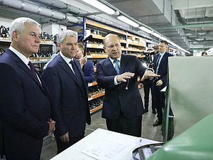 Председатель Государственной Думы Вячеслав Володин и Председатель Палаты представителей Национального собрания Республики Беларусь Владимир Андрейченко посетили предприятие «Белвест» в Витебске