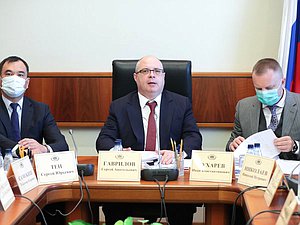 Председатель Комитета по вопросам собственности, земельным и имущественным отношениям Сергей Гаврилов и Первые заместители Председателя Комитета Сергей Тен и Иван Сухарев