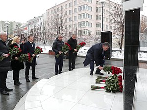 Председатель Комитета по финансовому рынку Анатолий Аксаков, Председатель Комитета по развитию гражданского общества, вопросам общественных и религиозных объединений Ольга Тимофеева, заместители Председателя Государственной Думы Владислав Даванков и Сергей Неверов, Председатель Комитета по делам СНГ, евразийской интеграции и связям с соотечественниками Леонид Калашников и Председатель Комитета по международным делам Леонид Слуцкий