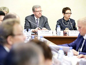 Председатель Комитета по контролю и Регламенту Ольга Савастьянова и глава Счетной палаты РФ Алексей Кудрин