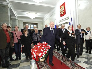 Возложение цветов ветеранами Минэкономразвития к памятной доске работников Госплана СССР