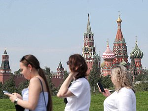 Москва Зарядье Кремль Спасская башня куранты часы собор купол туризм туристы