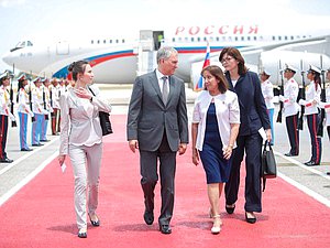 Председатель Государственной Думы Вячеслав Володин и заместитель Председателя Национальной ассамблеи народной власти Ана Мария Мари Мачадо