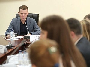 Председатель Комитета по молодежной политике Артем Метелев