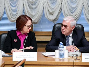 Председатель Центрального Банка РФ Эльвира Набиуллина и Председатель Комитета по финансовому рынку Анатолий Аксаков