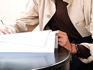 документы страховка человек бумаги банк компьютер работа офис