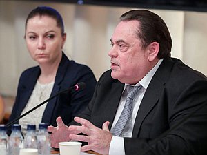 Статс-секретарь — заместитель руководителя Федерального агентства по делам национальностей Анна Котова и Председатель Комитета по делам национальностей Геннадий Семигин