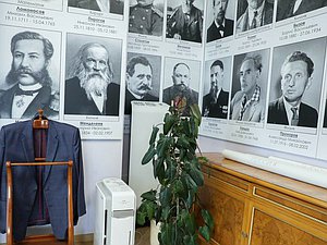 Открытие выставки, посвященной памяти Владимира Жириновского