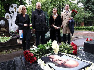 Возложение цветов к могиле Станислава Говорухина