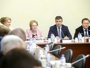 Председатель Комитета по охране здоровья Дмитрий Морозов и Министр здравоохранения РФ Вероника Скворцова