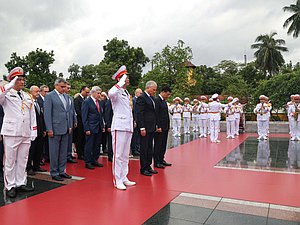 Chairman of the State Duma Vyacheslav Volodin. Wreath-laying ceremony at the Fallen Heroes Monument