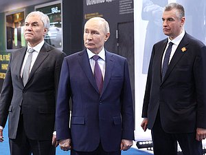 Председатель Государственной Думы Вячеслав Володин, Президент РФ Владимир Путин и руководитель фракции ЛДПР Леонид Слуцкий. Фото: пресс-служба Президента РФ