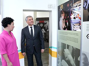 Председатель Государственной Думы Вячеслав Володин и директор фонда «Доктор Лиза» Наталья Авилова