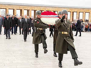 Председатель Государственной Думы Вячеслав Володин возложил цветы в мавзолее Мустафы Кемаля Ататюрка – первого Президента Турецкой Республики