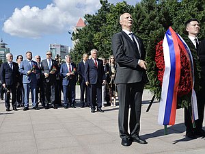 Chairman of the State Duma Vyacheslav Volodin and members of the State Duma laid flowers at the Monument to Soviet Pilots in Changchun