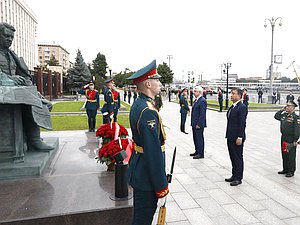Первый заместитель Председателя Государственной Думы Иван Мельников принял участие в церемонии возложения цветов к памятнику маршалу Александру Василевскому