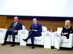 Заместитель Председателя Правительства РФ Дмитрий Чернышенко и заместители Председателя Государственной Думы Владислав Даванков и Ирина Яровая