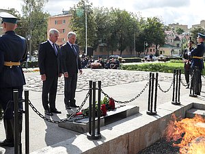 Председатель Государственной Думы Вячеслав Володин и Председатель Палаты представителей Национального собрания Республики Беларусь Владимир Андрейченко. Могила Неизвестного Солдата в Пскове