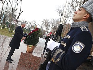 Председатель Государственной Думы Вячеслав Володин возложил цветы к монументу 
«Ода стойкости» в парке Победы в Ташкенте