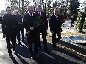 Председатель Государственной Думы Вячеслав Володин посетил могилу Владимира Жириновского на Новодевичьем кладбище