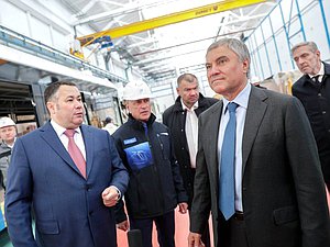 Председатель Государственной Думы Вячеслав Володин, губернатор Тверской области Игорь Руденя и президент ООО «ПК Транспортные системы» Феликс Винокур